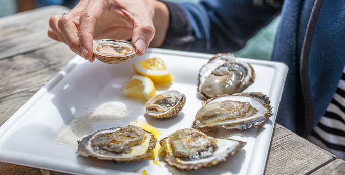 Eine Platte mit Austern.