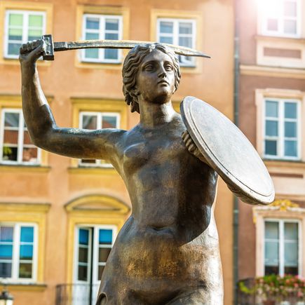 Statue mit Schwert auf Platz