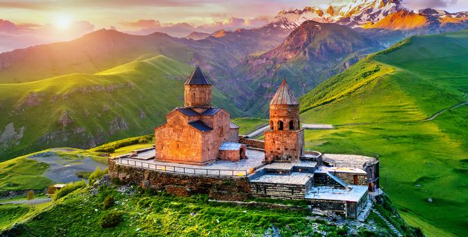 Blick über grüne Wiesen in Georgien