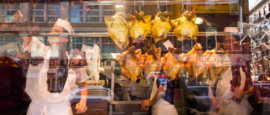 Städtereise: New York Gegrillte Hähnchen in Schaufenster eines Restaurants