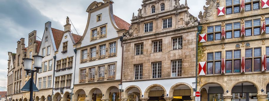 Eine Reihe von historischen Gebäuden in einer Stadt.