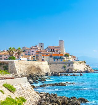 Altstadt von Antibes bei blauem Himmel.