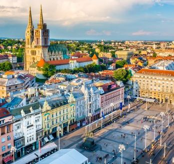 Eine Stadtansicht von Zagreb, Kroatien, mit Gebäuden und einem Kirchturm.