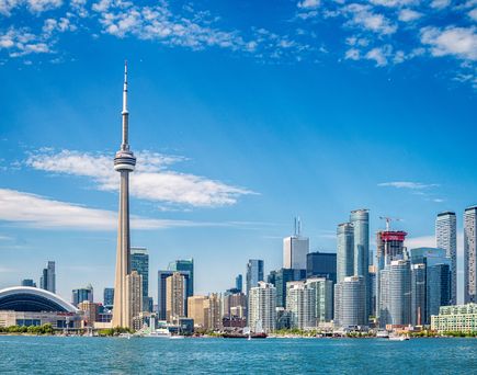 Blick über das Meer auf die Skyline vonToronto
