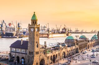Blick auf den Hamburger Hafen mit Krähnen und Schiffen im Hintergrund