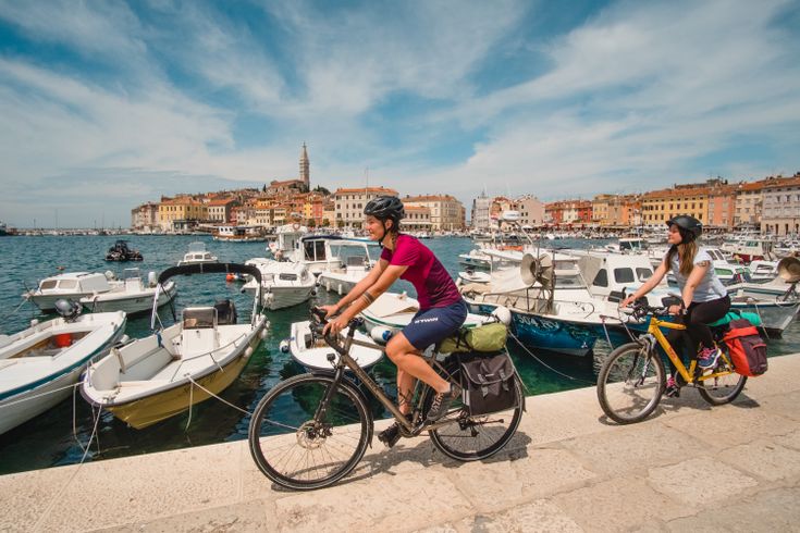 Fahrradfahrer in Rovinj Blick auf Hafen und Boote