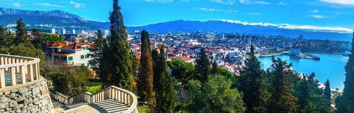 Die Stadt Split mit einem Hafen und Gebäuden am Wasser.