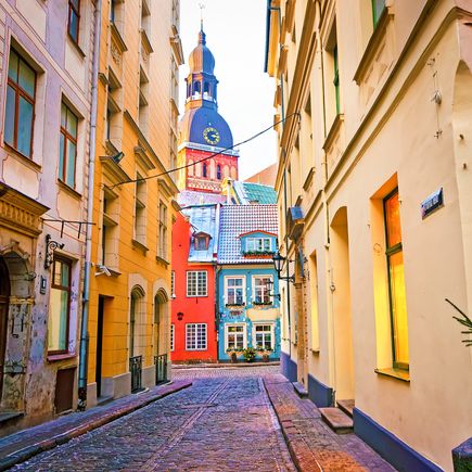 Enge Gassen und spannende Architektur prägen die Altstadt