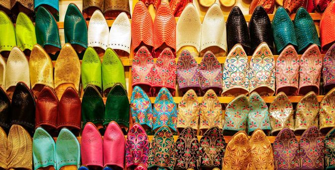 Lederne Hauschuhe auf marokkanischem Marktstand
