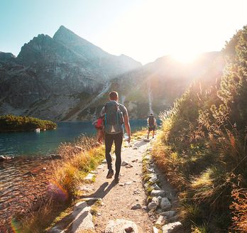 Mehrere Wanderer gehen einen Küstenweg entlang
