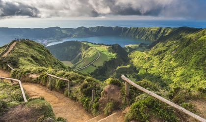 Weitblick über die grünen Hügel der Azoren
