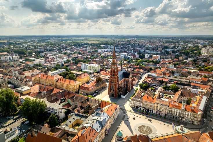 Ein Wasserturm in einer Stadt.