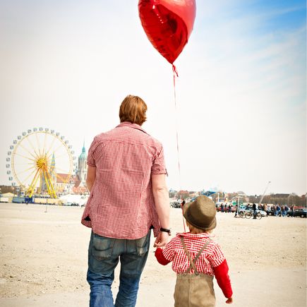 Familienurlaub München Oktoberfest Vater und Sohn mit Ballon