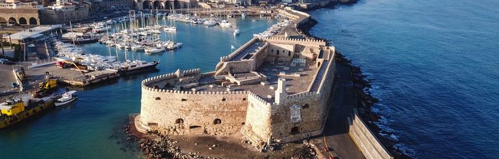 Eine Luftaufnahme eines Hafens mit einem Fort und Booten.