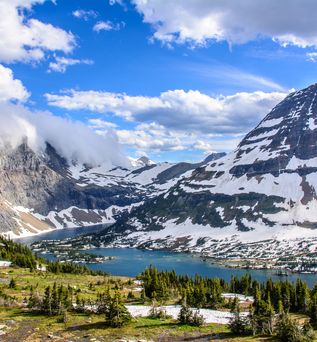 Hidden Lake in Glacier National Park mit Schneebedeckten Gipfeln