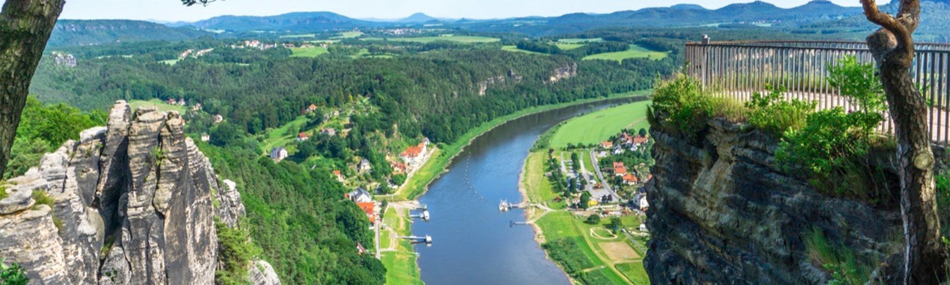 Blick auf die Elbe im Panorama des Elbsandsteingebirge