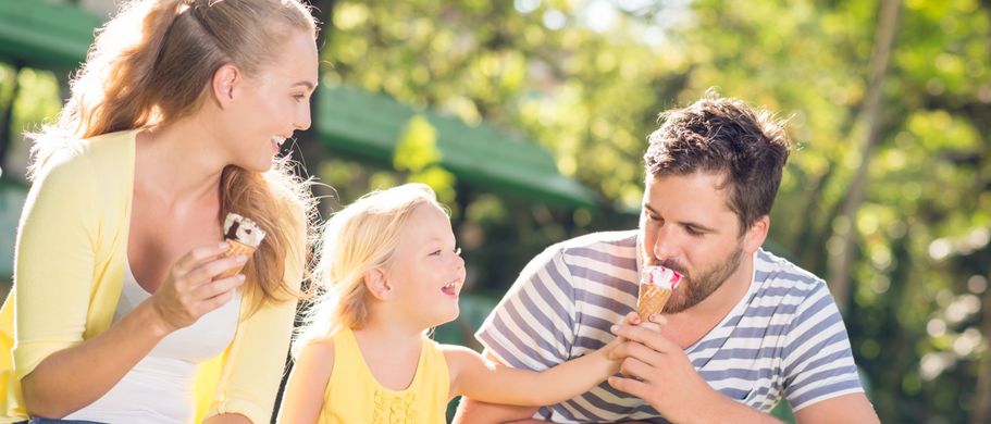 Mutter, Tochter und Vater während des Eis essens.