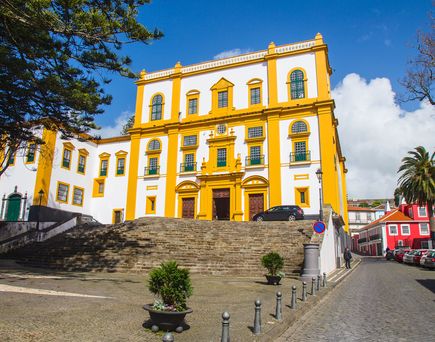 PraiadaVitoria Gelbes Gebäude auf den Azoren