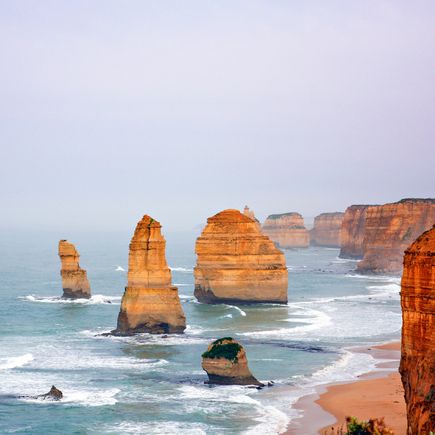 Camper Australien Urlaub Reisen Felsen vor Steilküste im Meer