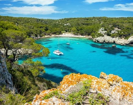 Blick auf türkisfarbene Bucht von Menorca