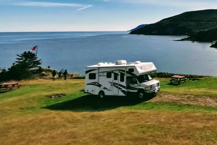 Camper in Nova Scotia auf der Klippe mit Meer im Hintergrund