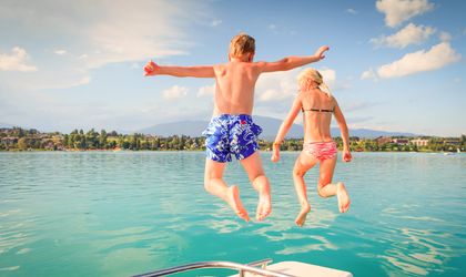 Familienurlaub Aktivurlaub Kärnten Kinder springen in den Faakersee