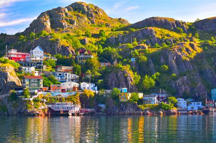 Newfoundland & Labrador in Canada Blickauf Häuser im Hang