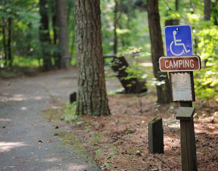 Rollstuhlfahrer Schild auf Campingplatz
