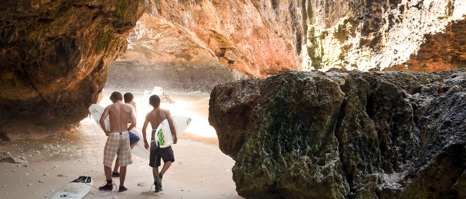 Ein Weg zwischen Felsen führt zum Surfspot von Uluwatu 