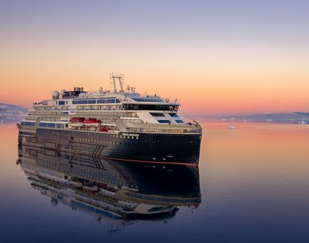 HX Schiff im Sonenuntergang auf dem Meer