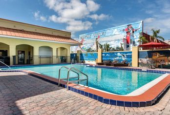 Hotel, Clarion Inn & Suites Kissimmee - Lake Buena Vista South