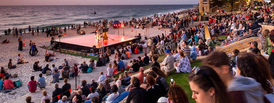 Tagsüber weißer Sand und blaues Meer, abends hip und lebendig am Cottesloe Beach