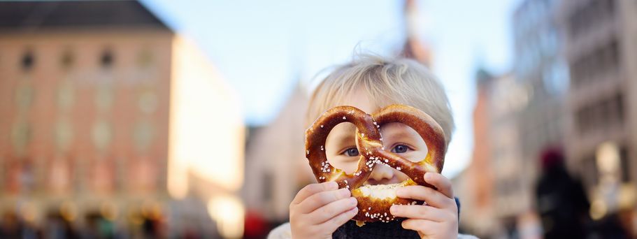 Kind mit Brezel in Muenchen 