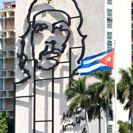 Ein Porträt von Che Guevara auf einer Mauer.
