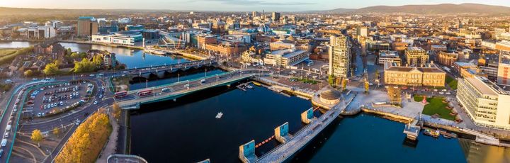Eine Luftaufnahme von Belfast, Nordirland, mit der Stadt und dem Hafen.