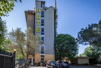 Hotel, Hotel Real