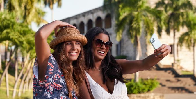 Zwei Frauen machen ein selfie