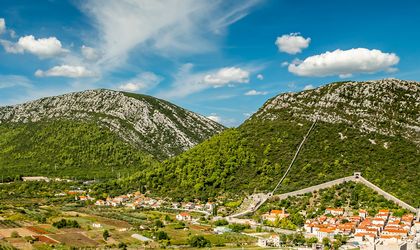 Blick auf Berge in Kroatien und kleinen HAfen