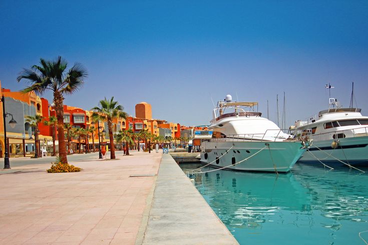 Marina in Hurghada, Boot steht im HAfen