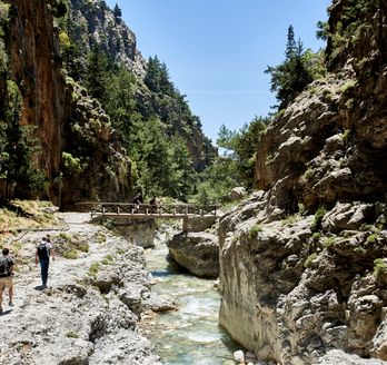 Personen wandern auf einem Pfad durch die Samaria Schlucht