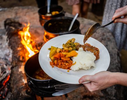 Afrikanisches Essen am Lagerfeuer