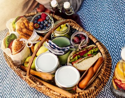 Ein Picknickkorb mit Speisen und Getränken.