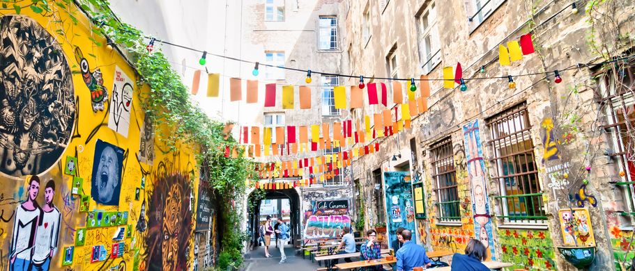 Berlin Städtereisen Urlaub Bunte Häuser und Freisitz in einer Gasse