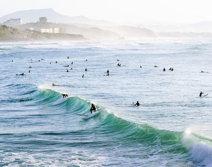 Surfer in der Brandung vor Biarritz