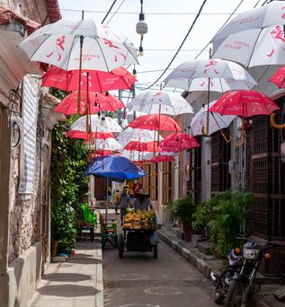 CArtagena viele Regenschirme hängen in GAsse