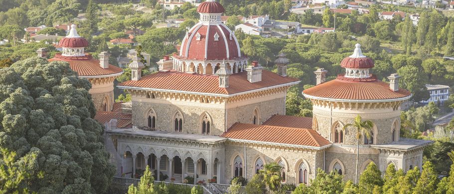 Palácio de Monserrate auf einem Hügel vor der Stadt