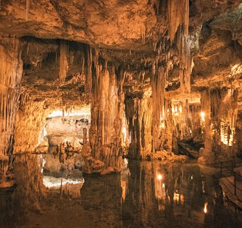 Eine Grotte oder Höhle mit Statuen.