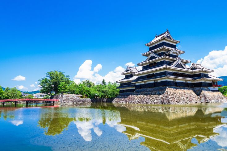 Blick auf Matsumoto, umgeben von Wasser und blauem Himmel.