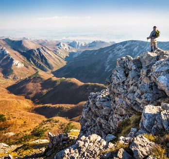 Eine felsige Landschaft mit Bergen und einem Tal.