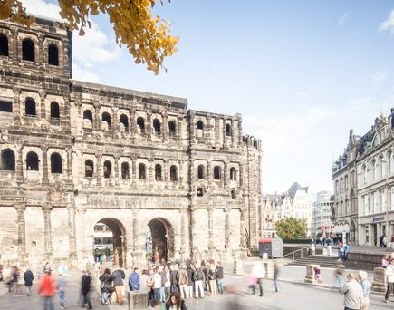 Eine Straße in Trier mit historischen Gebäuden.